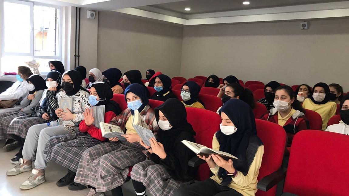 Okulumuz Kız Öğrencileri Arasında Kur'an-ı Kerim'i Güzel Okuma Yarışması Yapıldı