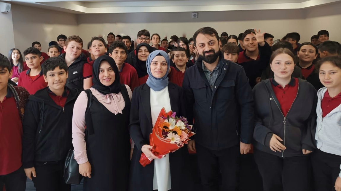 Yunus Emre Ortaokulu'nda Avukat Beyza Hanım ile Mesleki Tanıtım Etkinliği